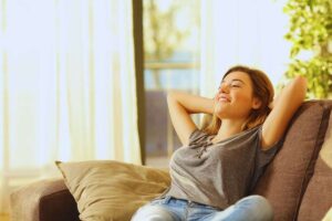 Ragazza rilassata su divano