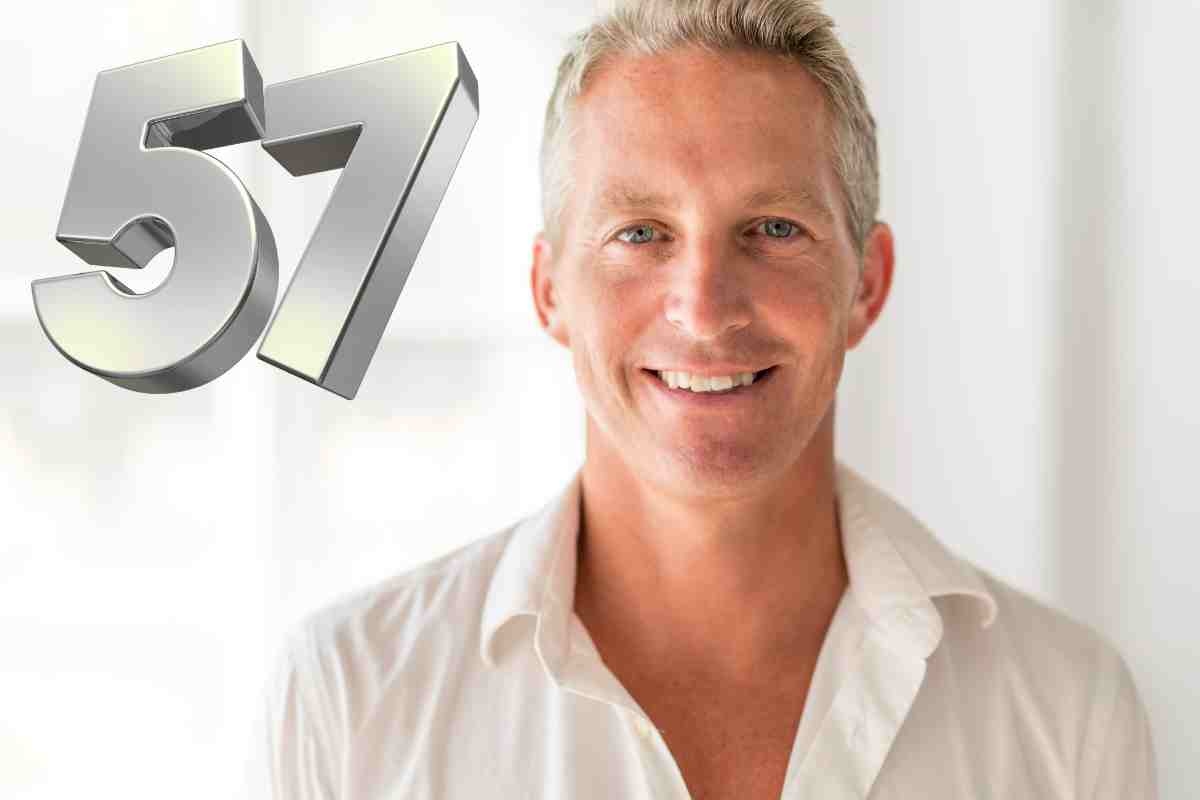 Uomo sorridente e 57 anni