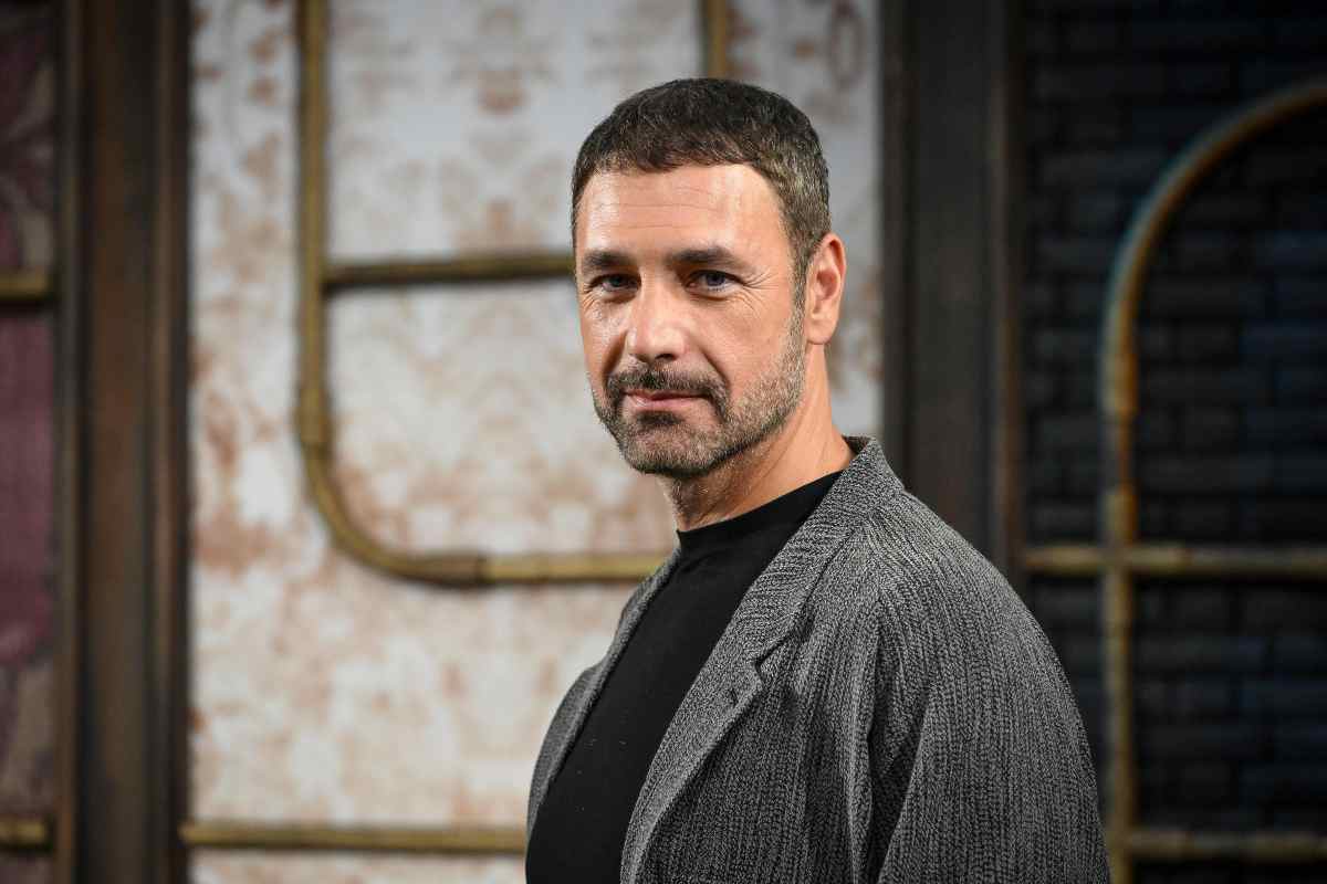Raoul Bova in posa prima della trasmissione Ciao Maschio