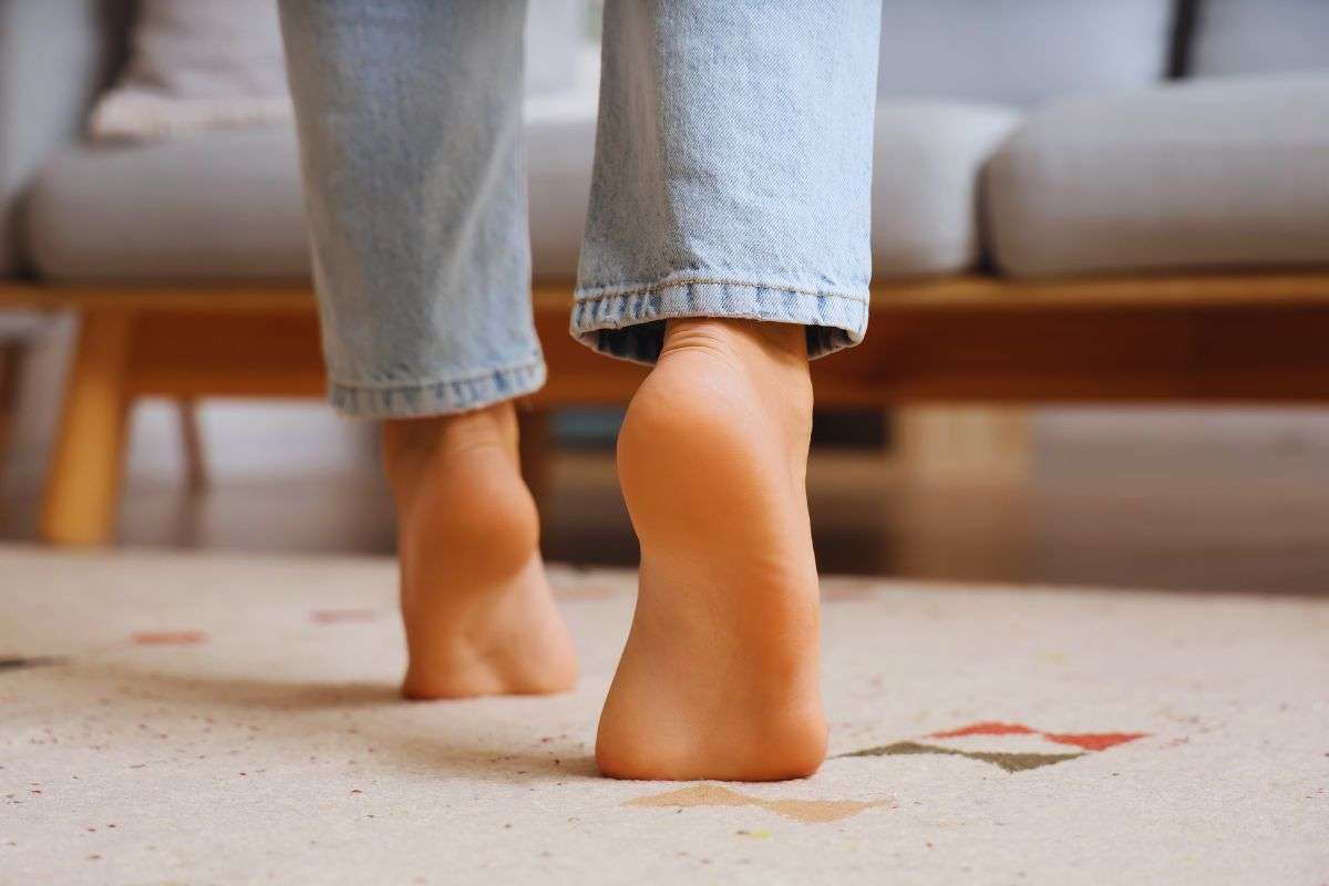 Ragazza che cammina a piedi nudi su tappeto