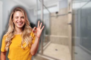 doccia con porta classica e donna sorridente che fa ok con le mani