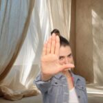 Tende, donna con mano stop