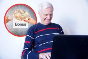 signore al PC e busta con soldi in cornice