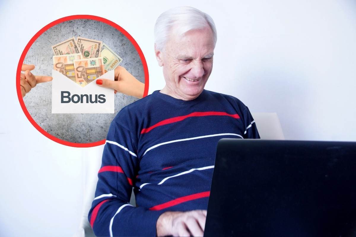 signore al PC e busta con soldi in cornice