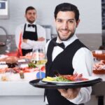 un cameriere al ristorante